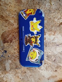 Consolă portabilă Nintendo Switch Lite albastră – defectă — defectă, pentru piese: joystick stâng deteriorat, capac spate cu abțibilduri (stare: vezi poza a 2-a) 4