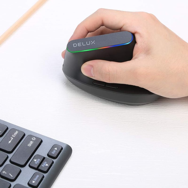 DeLUX M618C Fekete Ergonomikus Vezeték Nélküli Függőleges Egér Csendes Kattintással, Kéztőalagút Szindrómára