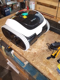 Robot de curățare pentru piscină cu acumulator WYBOT C1 – pentru podea și pereți, autonomie 150 minute, max. 150 m², alb-verde, utilizat 2