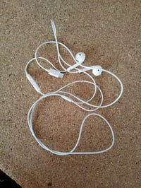 Căști Apple EarPods USB-C – defecte, funcționează parțial: casca dreaptă nu se aude (stare: vezi imaginea nr. 2) 2
