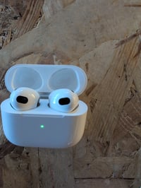 Bezdrôtové slúchadlá Apple AirPods 3. generácie s nabíjacím puzdrom MagSafe (2022) – používané 4