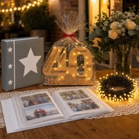 Set aniversar 40 ani: carte oaspeți lemn + ghirlandă LED 10m + album foto 200 poze 1