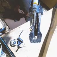 Vytrhávač buriny Fiskars X-series 1082709 so 4 čeľusťami z nehrdzavejúcej ocele, rukoväťou v tvare D, dĺžkou 120 cm a mechanizmom na vyhadzovanie buriny 2