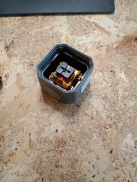 Întrerupător de perete etanș Legrand Plexo 10A, monopolar sau cap-scară — defect, pentru piese: fără carcasă (stare: vezi poza 2) 3