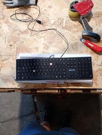 Klávesnica CHERRY KC 6000 Slim USB, čierna, nemecké rozloženie QWERTZ — chybná, na náhradné diely: chýbajú 2 klávesy (stav: pozri 2. obrázok) 2