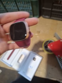 Inteligentné hodinky Fitbit Versa 4 s GPS, fialovo-ružový remienok / puzdro z ružového hliníka — chybné, nezobrazuje obraz, na náhradné diely (stav: pozri 2. obrázok) 6