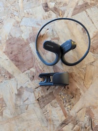 Sony NW-WS413 Player MP3 All-in-One Rezistent la apă 4 GB Negru — Lipsesc dopurile de silicon și prezintă urme vizibile de utilizare (stare: vezi a 2-a imagine) 2