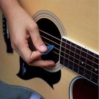 Gitárpengető szett 12db, 3 vastagságban, többszínű, pengetőtartóval 6