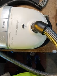 Aspirator cu sac Princess Airmotion Plus 336080, capacitate 4L, 700W, filtru HEPA, rază de acțiune 10m, funcționare silențioasă 68 dB, tub telescopic, utilizat 2