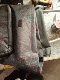 Skladací nákupný vozík s chladiacou priehradkou, 4 kolieska, čierny so vzorom, 48 l, max. 15 kg — špinavé kolieska (stav: pozri 2. obrázok) 4