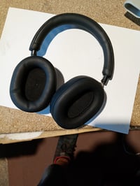 Bezdrôtové slúchadlá s potlačením hluku Sony WH-1000XM5 — chybné, na náhradné diely: prasknuté nad pravým slúchadlom (stav: pozri 2. obrázok) 2