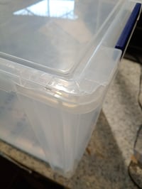 Cutie de depozitare din plastic BANKERS BOX ProStore cu capac, 18,5 L, 28x32x20 cm, transparentă, fără BPA — crăpătură la colțul capacului (stare: vezi a 2-a fotografie) 2