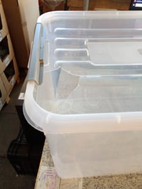 Curver Handy Plus Tárolódoboz Fedéllel 65 L, 60x40x38,8 cm, Átlátszó — hibás, részben működik: törött tető (állapot: lásd a 2. képet) 2