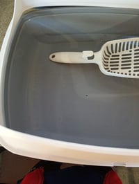 Amazon Basics Nagy Nyitott Macskaalom Tál Lapáttal, Fehér/Szürke, 50,5 x 38 x 20 cm, Könnyen — karcos belső rész (állapot: lásd a 2. képet) 3