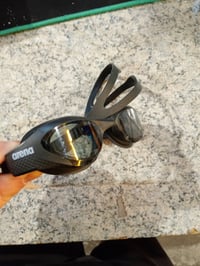 Ochelari de înot unisex pentru adulți Arena The One, gri fumuriu-negru, câmp vizual extins, strat anti-aburire, protecție UV, punte nazală cu auto-ajustare 3