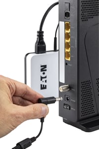 Záložný zdroj Eaton 3S Mini UPS 36W 9/12/15/19V DC – na ochranu routera, IP kamery, ovládania inteligentnej domácnosti – čierno-biely 5