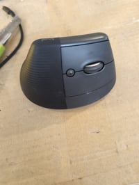 Ergonomická bezdrôtová myš Logitech Lift Vertical — Nesie známky používania, mierne opotrebovanie (stav: pozri 2. obrázok) 2