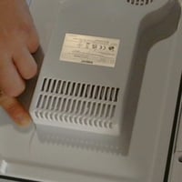 Elektrický chladiaci box Igloo IE27 DC, 26 litrov, 12V — chybný, na náhradné diely: prasklina na vnútornom plastovom obložení (stav: pozri 2. obrázok) 2