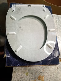 Capac WC oval Sanilo cu model de beton - Capac toaletă din MDF cu aspect de lemn și închidere lentă (Soft-Close) — set de fixare incomplet (stare: vezi a 2-a imagine) 2