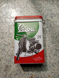 Nostalgic-Art Vespa The Italian Classic Retro Kávéstartó Fémdoboz 1,3 l – Enyhén Sérült (Horpadás az Elején) (állapot: lásd a 2. képet) 4