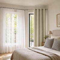 Hálószobai függönyvarázs: fehér voile függöny + bézs hőszigetelő sötétítő + 2 db szürke kordsamt huzat 1