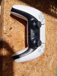 Sony DualSense fehér vezeték nélküli kontroller PS5-höz – hibás — hibás, részben működik: bal analóg húz (állapot: lásd a 2. képet) 2