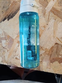 SIGG Total Color ONE sportkulacs 0,6 L, aqua kék — A címkének a ragasztója rajtamaradt a kulacs falán (állapot: lásd a 2. képet) 2