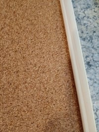 BoardsPlus Parafa Hirdetőtábla 80x60 cm Fa Kerettel és 6 Rajzszöggel – Falra Szerelhető — nyomódott burkolat (állapot: lásd a 2. képet) 4