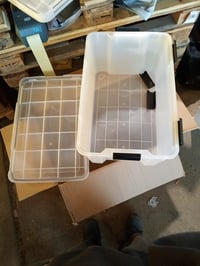 Vzduchotesný plastový úložný box s vekom Iris Ohyama AT-L, 50 l, priehľadný, vodoodolný, s klipovým uzáverom, stohovateľný, prachotesný, bez obsahu BPA, 1 ks 4