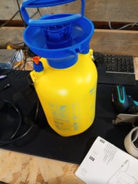 Pulverizator sub presiune Amazon Basics cu mecanism de declanșare blocabil, pulverizator pentru protecția plantelor de grădină de 5 litri 2