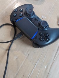 Káblový ovládač PlayStation DualSense – chybný, čiastočne funkčný: Touchpad na produkte nefunguje a rovnako ani ľavé tlačidlo vedľa neho (stav: pozri 2. obrázok) 2