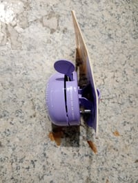 Detský zvonček na bicykel Legami Daisy s kvetinovým vzorom, fialový, s mierne poškodenou vrchnou časťou — zošikmený kryt zvončeka (stav: pozri 2. obrázok) 2