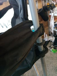 VEVOR 2 kom. predimenzionirane sklopive kamping stolice, nosivost 204 kg, podstavljene — poderotina na naslonu za ruke (stanje: vidi 2. sliku) 5