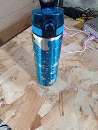 Oceľová fľaša na vodu ion8 Leakproof 600 ml modrá, otváranie jednou rukou — Ošúchaná farba a mierne preliačené dno (stav: pozri 2. obrázok) 2