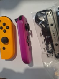 Sada ovládačov Nintendo Joy-Con v neónovo fialovej a neónovo oranžovej farbe, 2 ks, pre konzolu Nintendo Switch 3