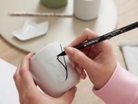 Popisovač na porcelán edding 4200 – čierny – štetcový hrot 1–4 mm – na zdobenie keramiky a porcelánu – vhodný do umývačky riadu, rýchloschnúci atrament – 1 ks 4