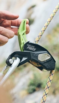 Istiace zariadenie EDELRID Pinch – Druhý brzdný stupeň s funkciou antipanik a priamym upevnením na úväz 3