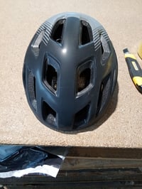 Cyklistická prilba Dunlop s LED zadným svetlom, čierna, veľkosť L (58-61 cm) — Chýba šilt a je poškriabaná (stav: pozri 2. obrázok) 2