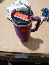 Termohrnček Stanley Quencher H2.0 Flowstate so slamkou, 1,18 l, farba slivková, nehrdzavejúca oceľ, dvojstenná izolácia, vyhotovenie Core 3