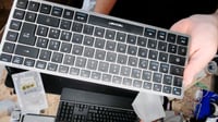 TECKNET Bluetooth tipkovnica bežična punjiva 2.4G i BT5.0 srebrno-crna ergonomska uredska tipkovnica 2