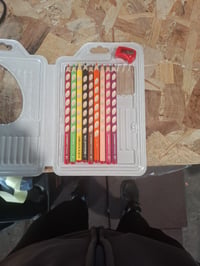Creioane colorate ergonomice triunghiulare STABILO EASYcolors pentru dreptaci - set de 9 culori asortate, cu ascuțitoare 5