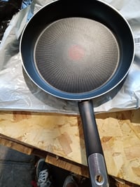 Nepriľnavá panvica Tefal Hard Titanium Essential C38806, 28 cm, s indikátorom teploty — Na povrchu je škrabanec (stav: pozri 2. obrázok) 2