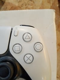 Bezdrôtový ovládač Sony DualSense pre PS5 biely - Použitý, chybný — Horné tlačidlo z pravej skupiny nefunguje (stav: viď 2. obrázok) 3