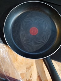 Tigaie Tefal Hard Titanium Essential C38806, 28 cm, strat antiaderent din titan, indicator de temperatură, compatibilă cu mașina de spălat vase, fabricată în Franța 3