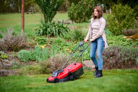 Elektrická kosačka Einhell GC-EM 1000/32 – 1000 W, šírka záberu 32 cm, pre plochy do 300 m², 30 l zberný kôš, výška kosenia 30–70 mm, sklopná rukoväť 2