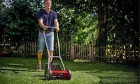 Mașină de tuns iarba manuală Einhell GC-HM 300 pentru suprafețe de până la 150 m², cu cilindru de tăiere cu 5 lame din oțel, reglare a înălțimii de tăiere între 13-37 mm și coș colector de 16 litri 2