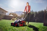 Einhell GE-CM 43 Li M Kit akumulatorska kosilica 43 cm širina rezanja 600 m² Brushless Power X-Change 36V 2x4Ah 63L košara za travu malčiranje 25-75 mm 4
