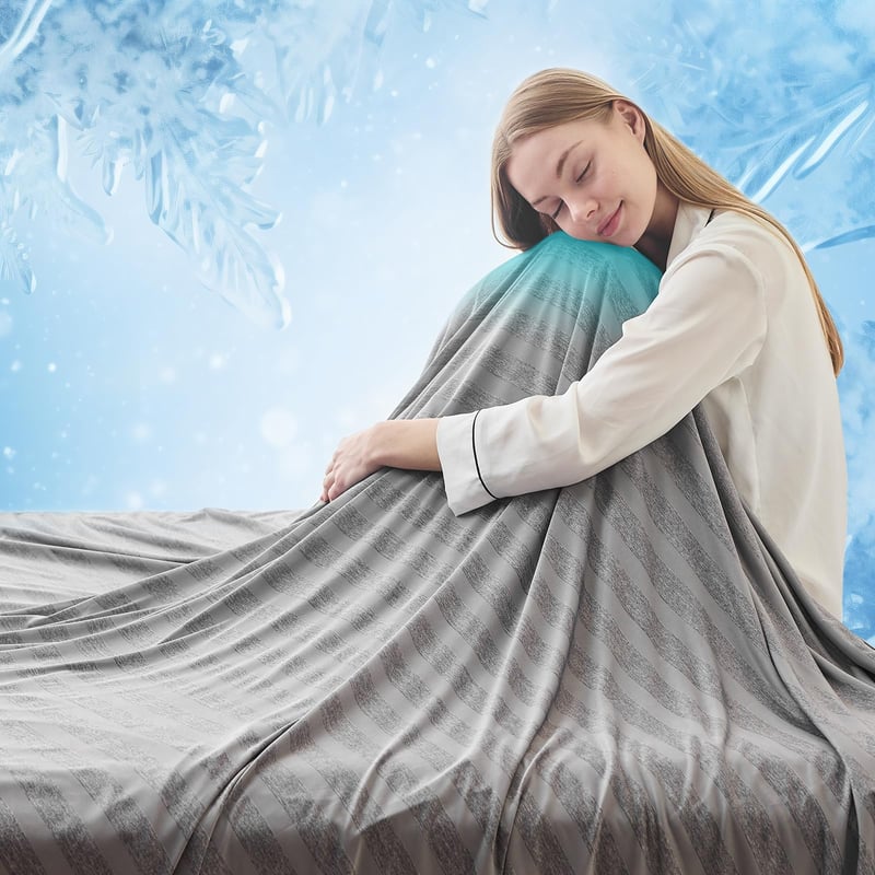 EMME Chladiaca letná prikrývka Arc-Chill Q-Max 0,5 obojstranná tenká deka 152x203 cm sivá pruhovaná priedušný prehoz na pohovku a posteľ