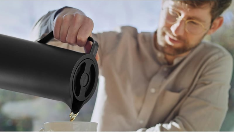 Emsa Motiva 1 literes termoszkancsó üvegbetéttel, 12 órás meleg/24 órás hideg tartás - Black