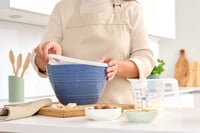 Bol de mixare din plastic Emsa Prep&Bake 4,15 L cu capac, pentru depozitare la frigider, cu bază antiderapantă, lavabil în mașina de spălat vase, stivuibil K32541 7